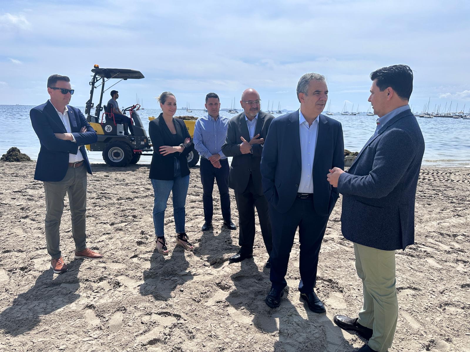El Gobierno regional intensifica la retirada de biomasa en el Mar Menor